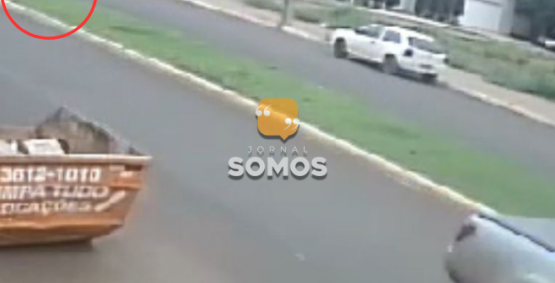 Vídeo de câmera de segurança mostra momento exato de acidente na AV. JK, em Rio Verde