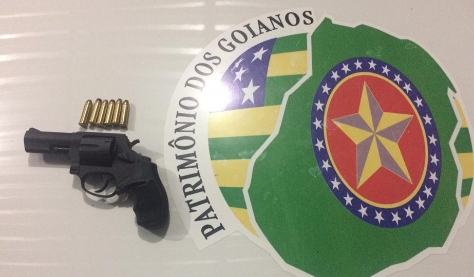 Jornal Somos Homem é Detido Portando Arma De Fogo Em Bar