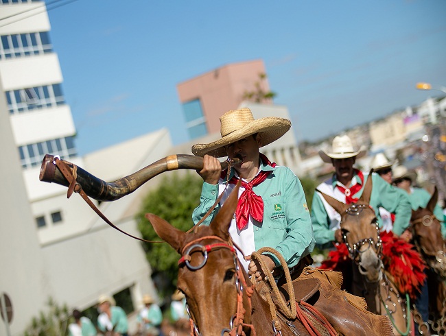 Jornal Somos Coluna Bento Junior Tradi O Desfile De Cavaleiros