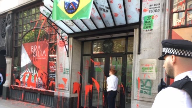 Embaixada do Brasil em Londres é pichada com tinta vermelha