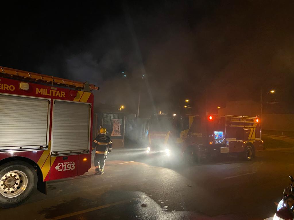 Bombeiros combatem incêndio em Brechó de Rio Verde