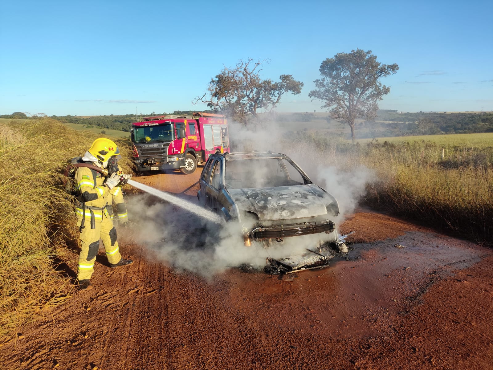 Carro fica destruído após incêndio na zona rural de Rio Verde