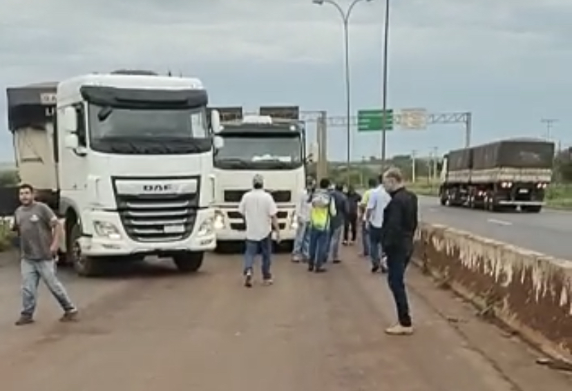 Rio Verde também tem trecho de rodovia federal interdito ao final desta segunda