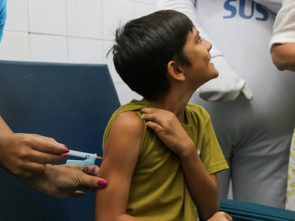 Vacinação contra a dengue será ampliada para adolescentes de 14 anos