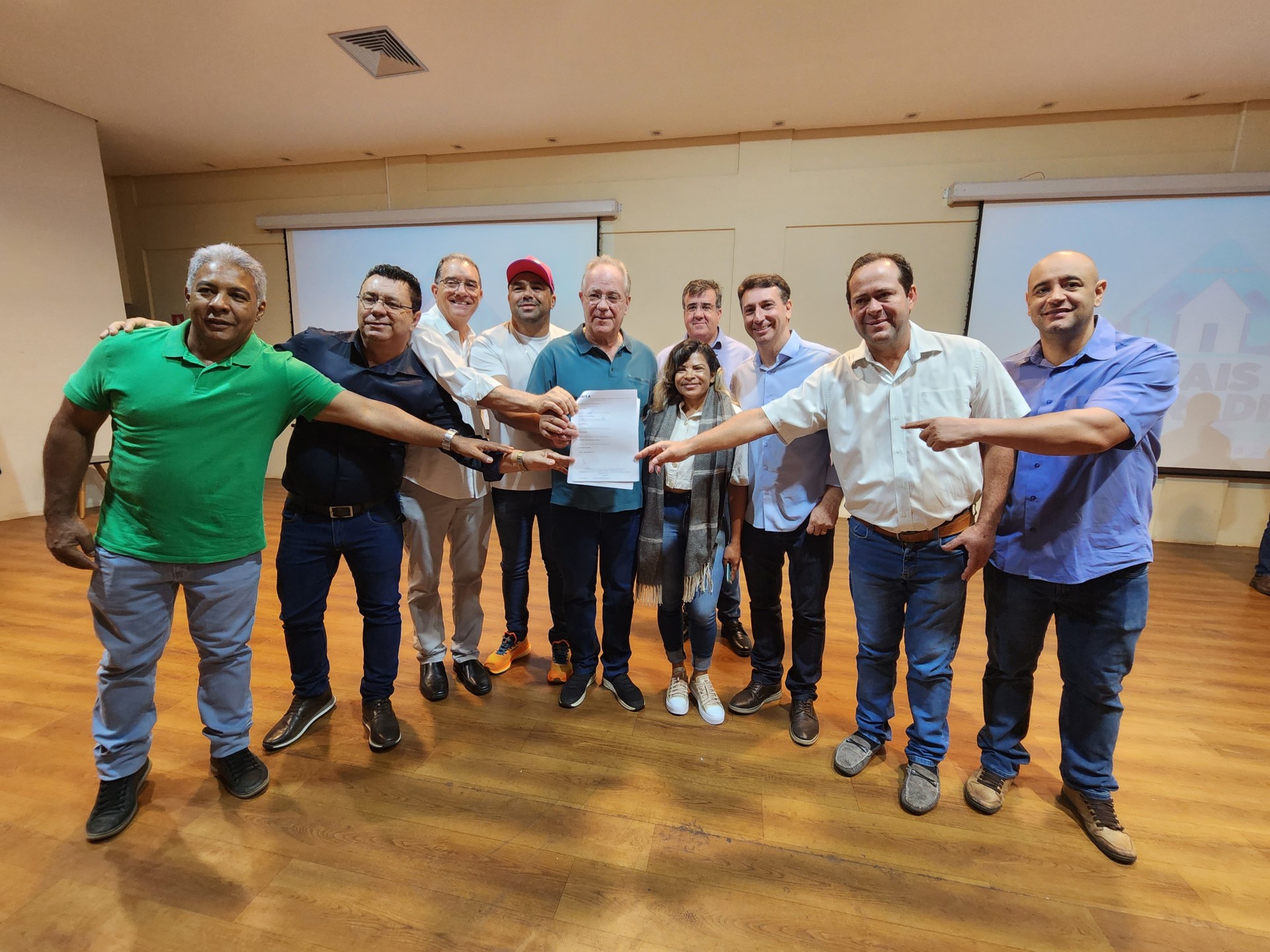 Mais de 190 famílias assinam contratos do programa habitacional de Rio Verde 