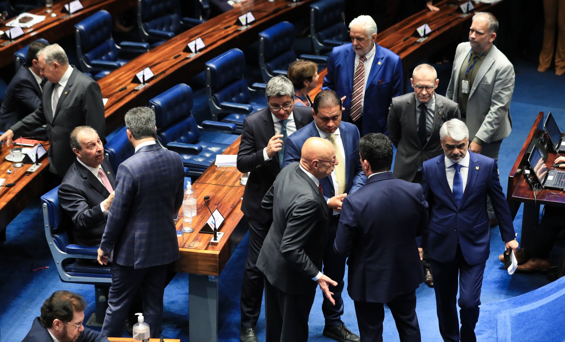 Senado aprova PEC que limita poderes do STF