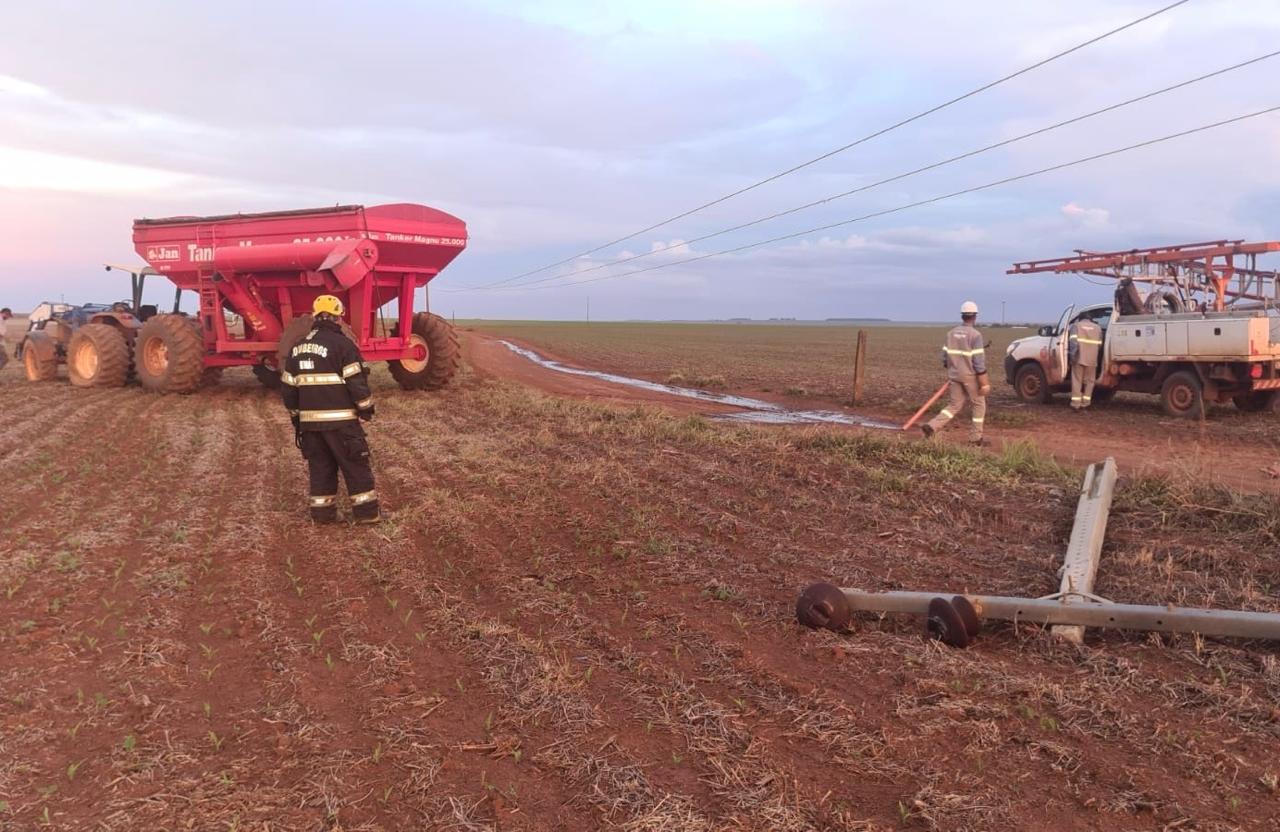 Bombeiros resgatam trabalhador após poste de alta tensão cair sobre trator na zona rural de Rio Verde