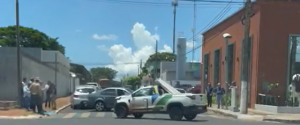 Homem joga moto na frente de caminhão desgovernado em chamas para pará-lo,  em Nerópolis, Trânsito GO