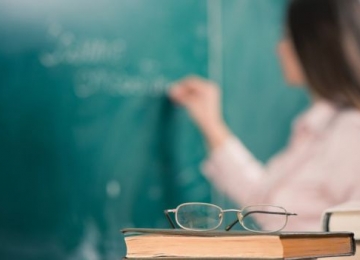 Pais de alunos denunciam professora devido a atitudes agressivas em sala de aula