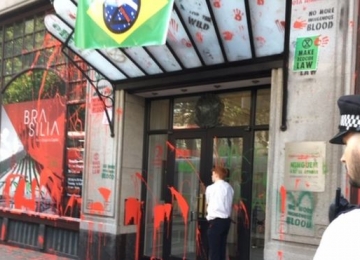 Embaixada do Brasil em Londres é pichada com tinta vermelha