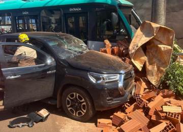 Ônibus e camionete se envolvem em acidente com oito vítimas em Rio Verde