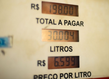 Bolsonaro afirma que irá debater preços dos combustíveis quando voltar ao Brasil