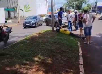 Acidente envolvendo moto e carro deixa homem caído no canteiro central de Avenida, em Rio Verde