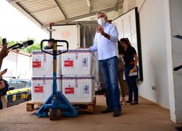 Goiás recebe 65 mil doses da vacina AstraZeneca/Oxford e imunização continuará restrita ao grupo prioritário
