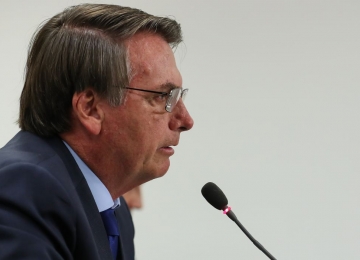 Bolsonaro cancela reuniões e passa por exames para investigar soluços