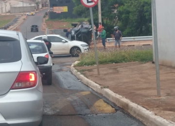 Veículo capota na Avenida Paulo Roberto Cunha após batida