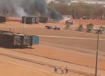 Carreta carregada de álcool pega fogo em usina em Santo Antônio da Barra de Goiás