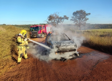 Carro fica destruído após incêndio na zona rural de Rio Verde