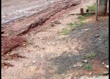 Em Mineiros, na primeira chuva forte, asfalto cede e prejudica imagem do candidato de situação