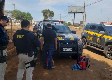 PRF prende casal transportando drogas na mochila do filho no dia das crianças