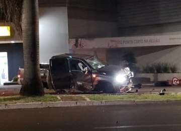 Veículo fura sinal e provoca capotamento na Avenida Presidente Vargas em Rio Verde