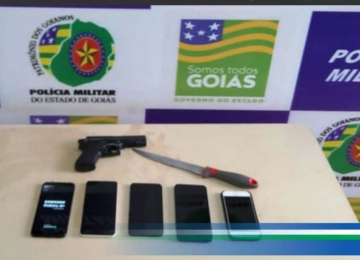 Dois são presos no bairro Martins com simulacro e faca alem de 05 celulares recuperados