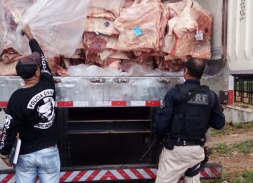 PRF apreende caminhão com 30 toneladas de carne roubada