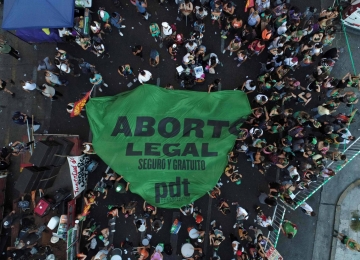 Argentinas festejam durante madrugada o aborto legal na Praça do Congresso