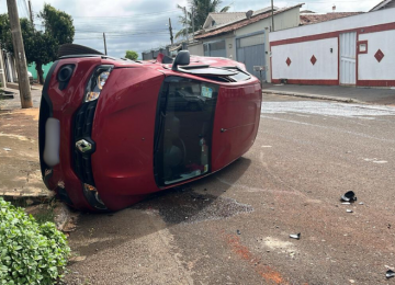Batida entre dois carros no Dona Gercina deixa veículo tombado nesta manhã em Rio Verde