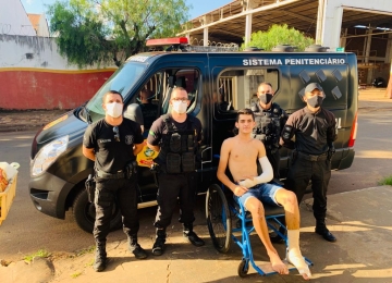 Jovem recebe cadeira de rodas reformada por detentos de Rio Verde