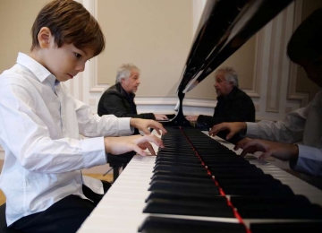 Pianista de 6 anos toca música de ouvido e acumula prêmios