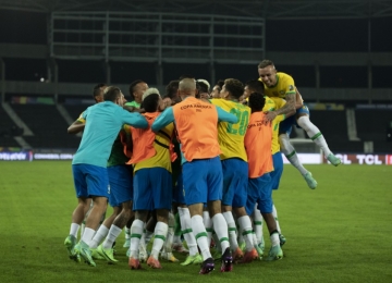 Brasil não joga bem, encontra dificuldades, mas vence no final em jogo com polêmica
