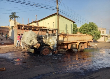 Caminhão pipa pega fogo na rua em Jataí