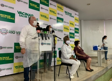 Prefeito aplica primeiras doses de campanha de vacinação contra Covid-19 em Rio Verde