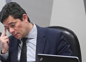 Justiça Eleitoral determina busca e apreensão na casa de Sergio Moro por suspeitas com material de campanha