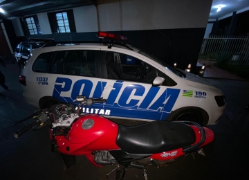 Em fuga, suspeitos caem de moto furtada que acaba recuperada pela PM em Rio Verde
