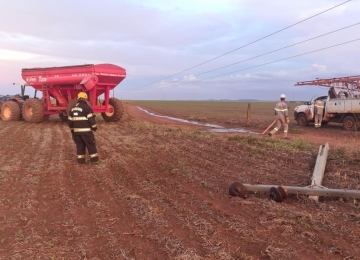 Bombeiros resgatam trabalhador após poste de alta tensão cair sobre trator na zona rural de Rio Verde