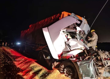 Motorista morre em grave acidente entre caminhões em Ponte