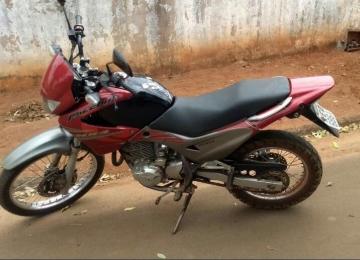 PM recupera moto furtada que estava abandonada na Vila Santa Cruz II