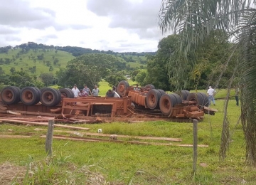 Caminhão tomba e deixa vítima fatal em Paraúna