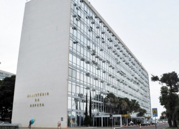 Imposição de medidas contra a Covid a governadores havia sido proposta pelo Ministério da Defesa a Bolsonaro