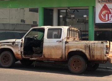 Carro da Prefeitura de Caçu é visto trafegando sem porta 