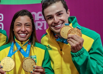 Com sete ouros e 16 pódios no total, Brasil vira segundo no quadro 
