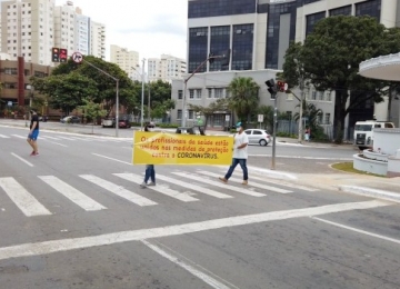 Profissionais da saúde fazem manifestação favorável às medidas contra à Covid-19 em Goiânia