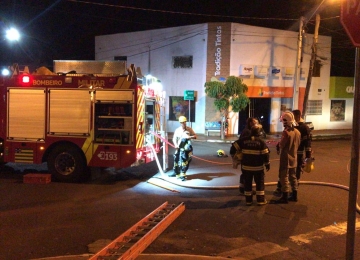 Corpo de Bombeiros combate incêndio no Jardim Goiás