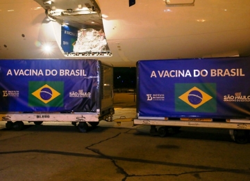 Brasil recebe remessa de 1,5 milhão de doses de duas vacinas contra Covid nesta noite