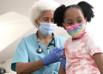 Testes preliminares apontam que uso da vacina CoronaVac em crianças e adolescentes é seguro