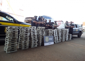 PRF apreende aproximadamente 500 quilos de drogas após perseguição em Rio Verde