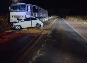 Condutora morre após colisão entre carro e caminhão na BR-452 