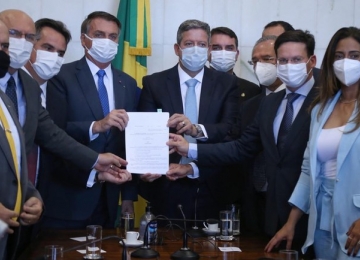É aprovada lei que permitirá ao governo indicar reforma do IR para pagamento do Auxilio Brasil
